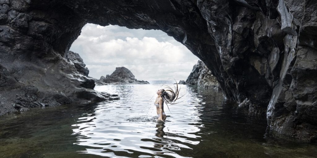 Angèle Roelofs in grot in water (kleur)