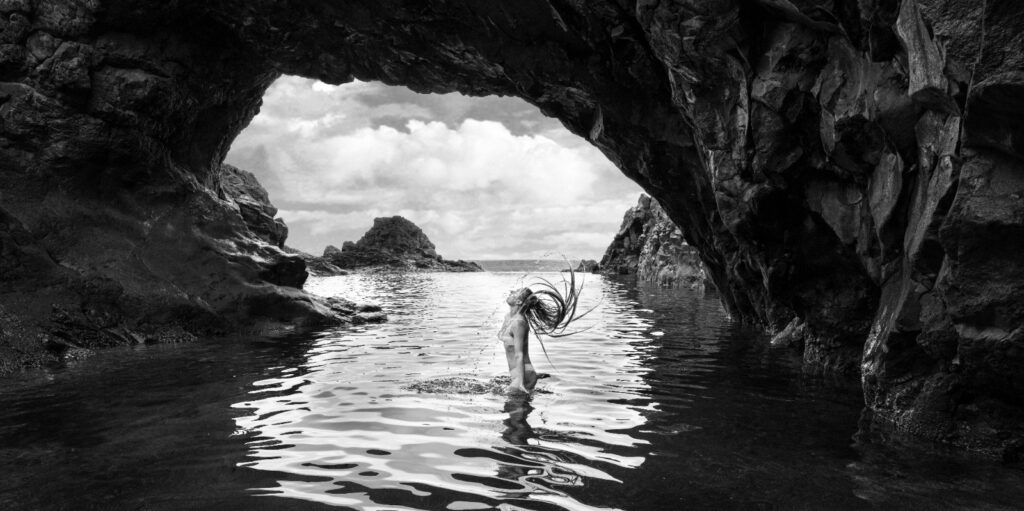 Angèle Roelofs in grot in water (zwartwit)