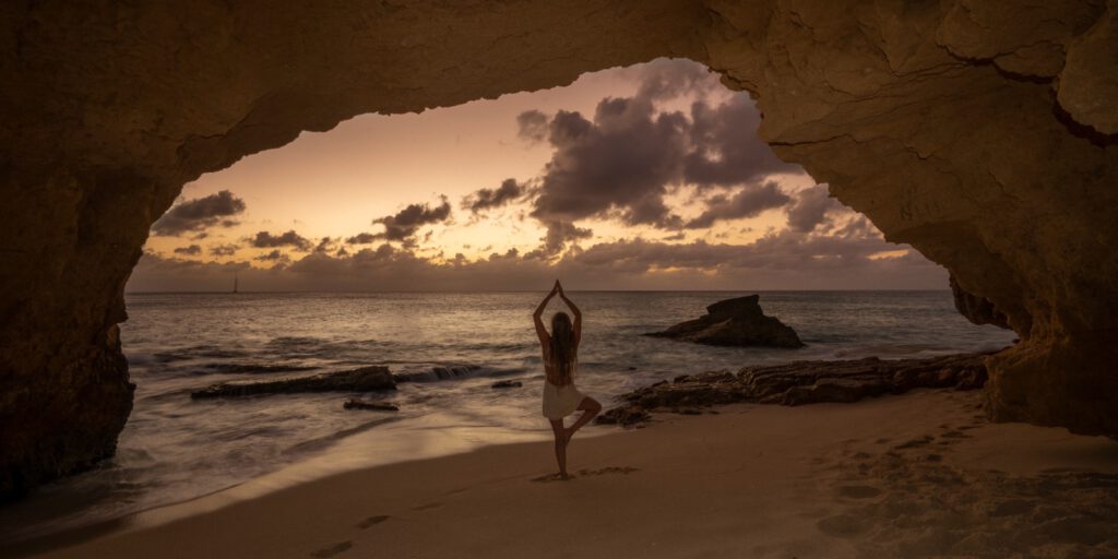 Angèle op het strand met zonsondergang