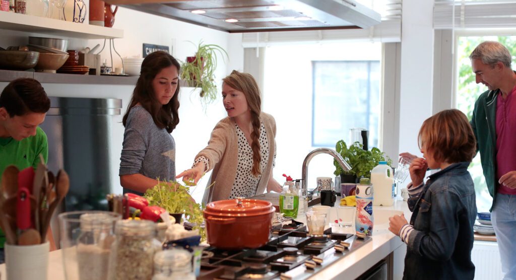 Gezin in de keuken met Angèle Roelofs als moeder en middelpunt