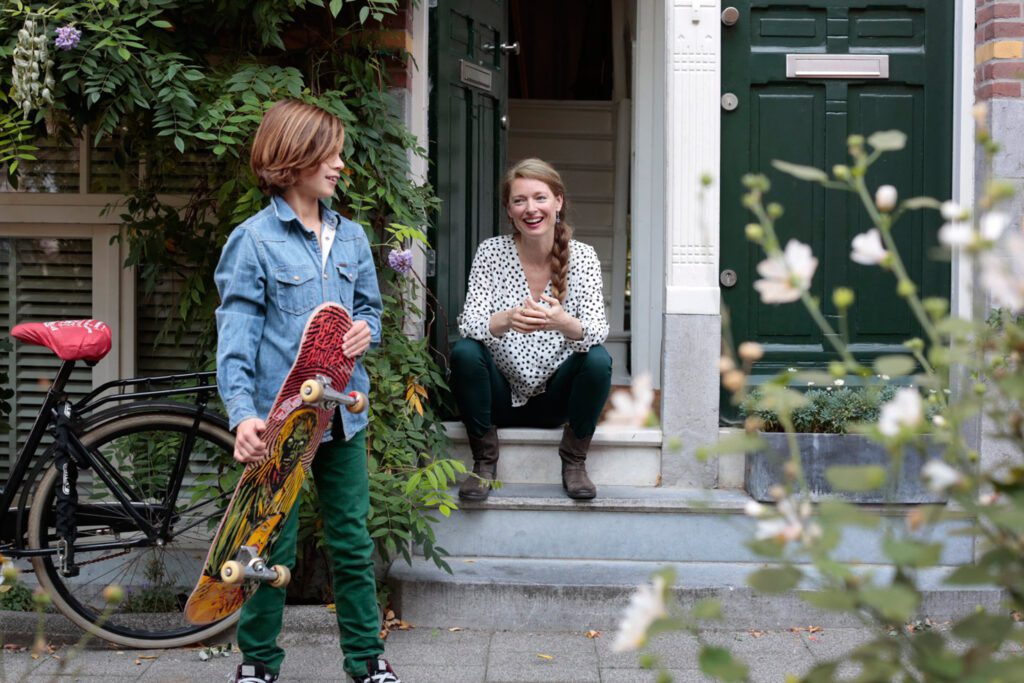 Moeder lente foto met Angèle op de entree trap