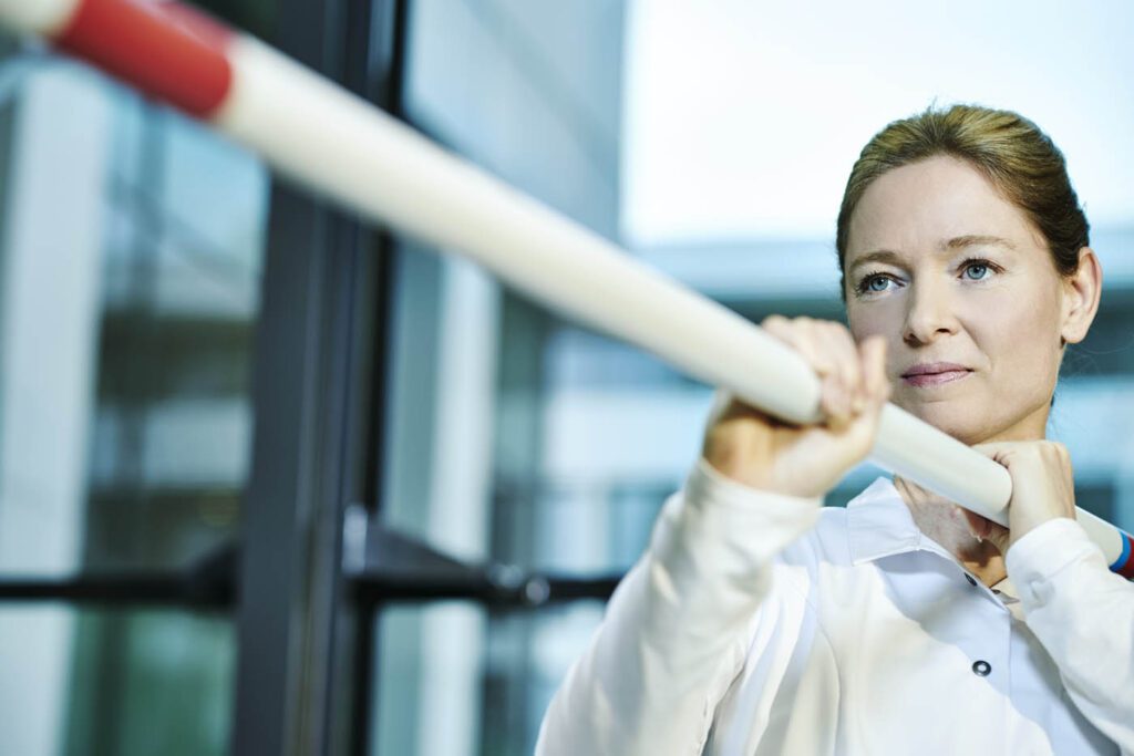 Angèle met polsstok voor LOI opleidingen
