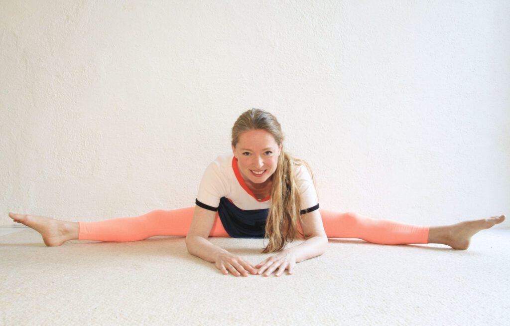 Angèle Roelofs in spagaat op de grond